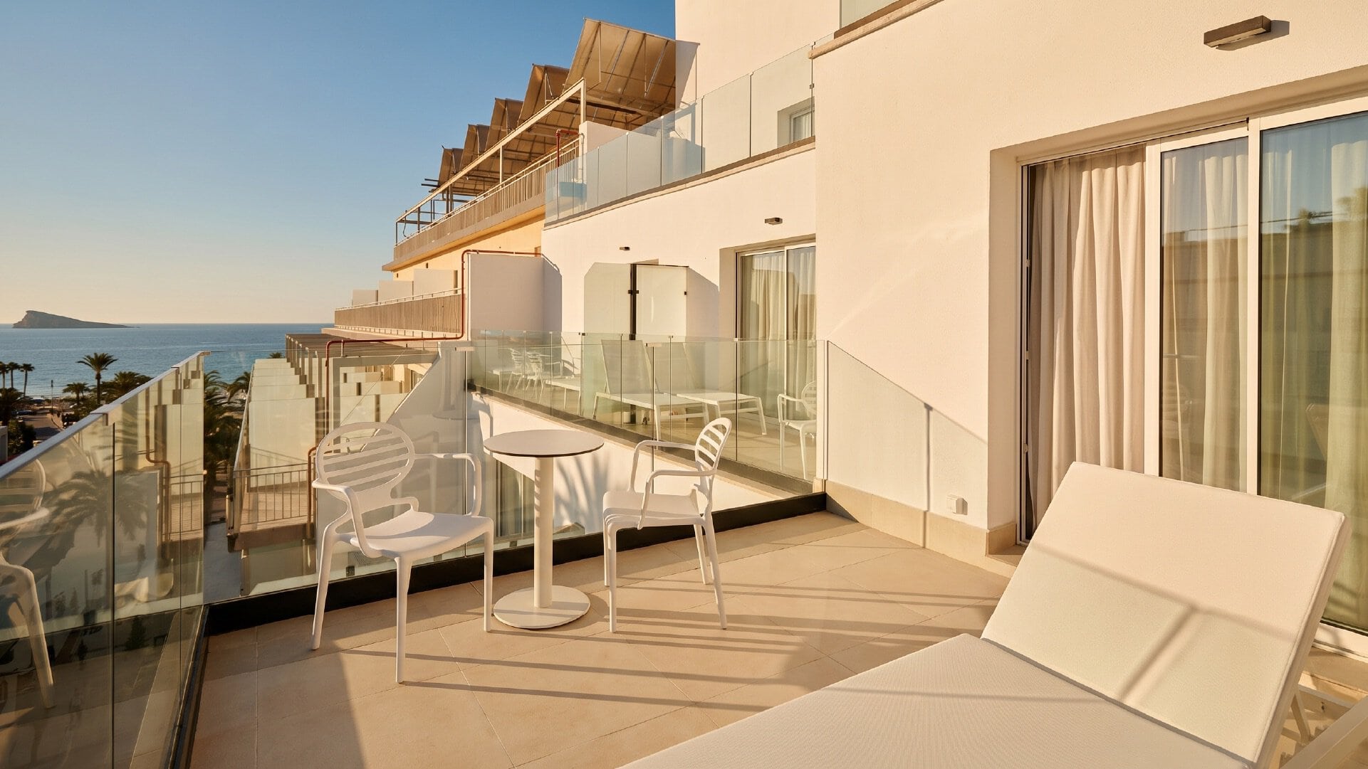 Terraza moderna con mobiliario elegante y vistas al mar en Villas Gallery.