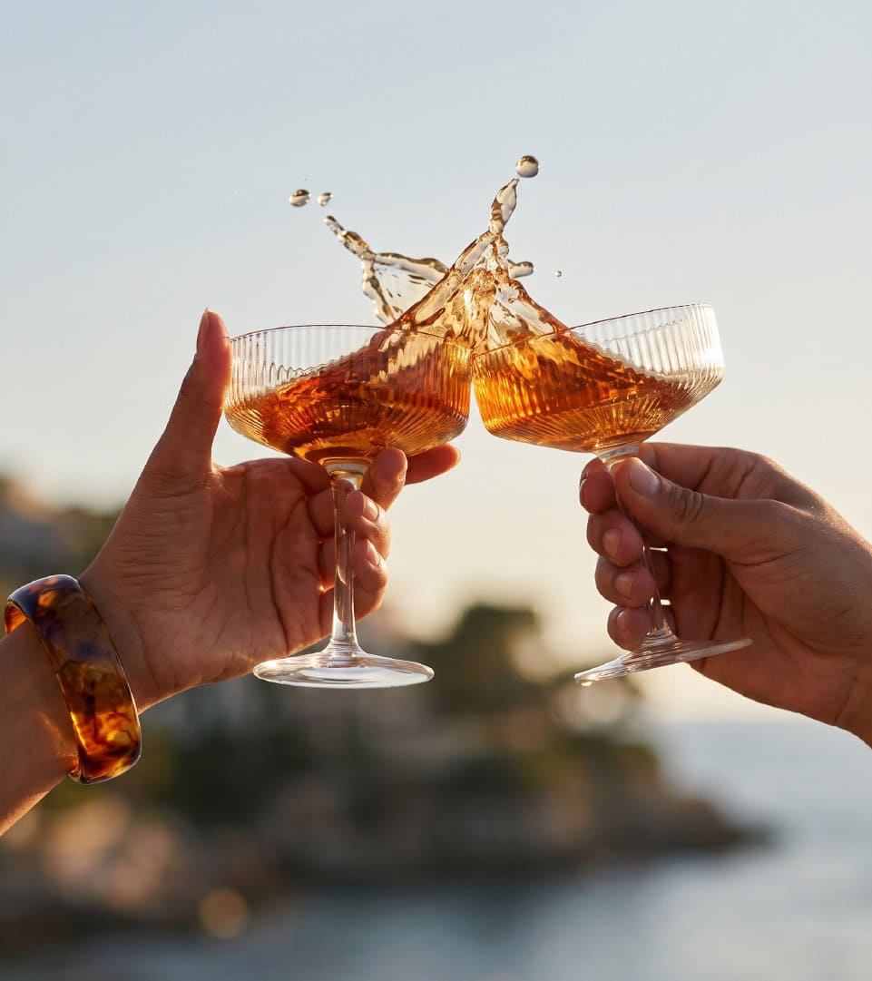 Brindis con copas de vino en Villas Gallery.