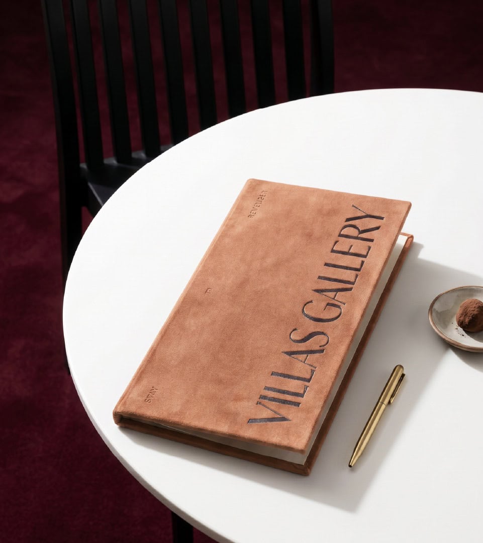 Libro de Villas Gallery en mesa blanca, diseño premium de marca.