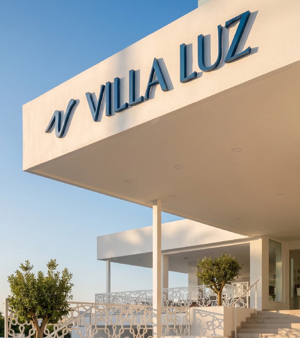 Fachada moderna de Villas Villa Luz con branding destacado.