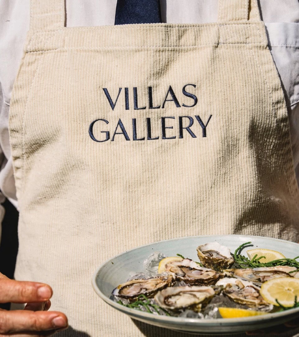 Deliciosas ostras en un entorno de branding premium.