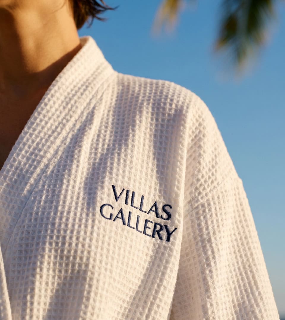 Ropa con logo Villas Gallery, estrategia de marca y branding premium.