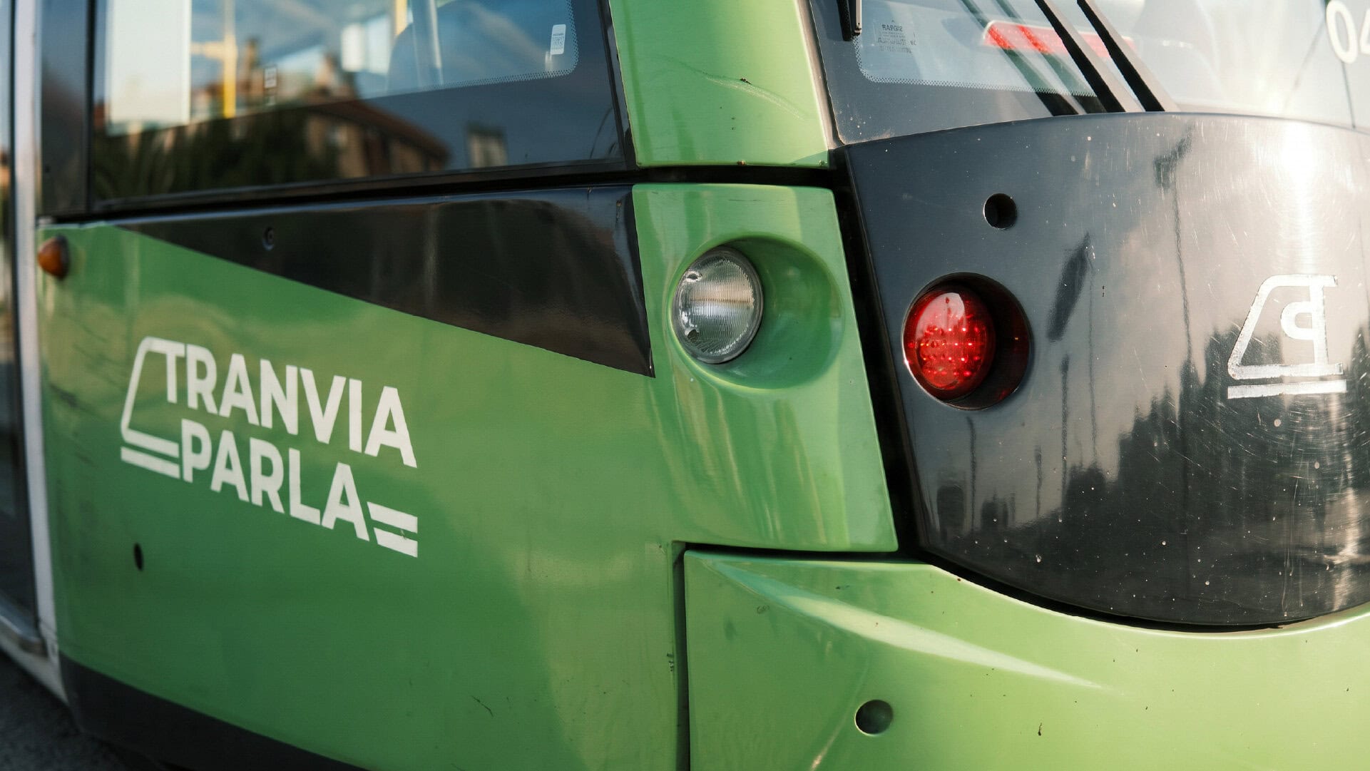 Detalle del frontal del Tranvía de Parla con logotipo y símbolo, identidad de Baud